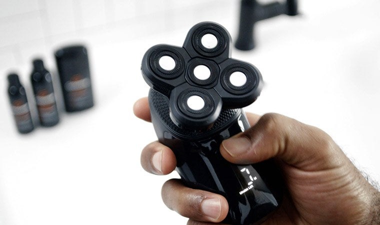 Groomie adv shaver hand 1