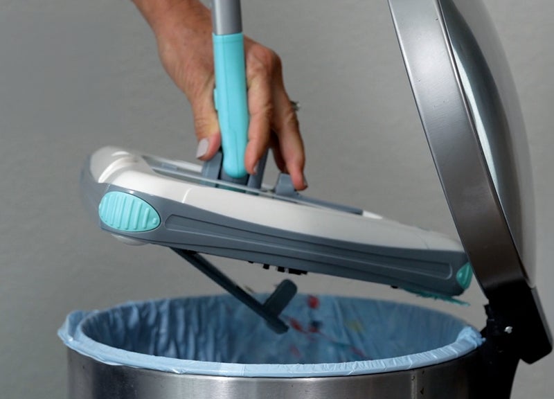 Step 3: empty the dust compartment with one touch
